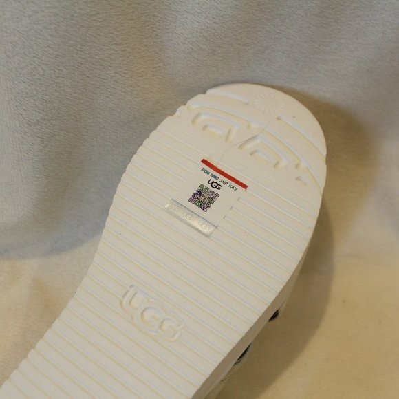 NIB UGG WOMEN'S ZAYNE LEATHER WEDGE SANDALS SILVER - Picture 7 of 7